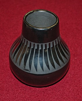 sanildefonso.blackwarepotwithfeathermotif.18045